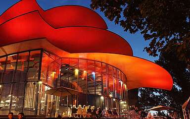 Außenansicht des Hans Otto Theaters