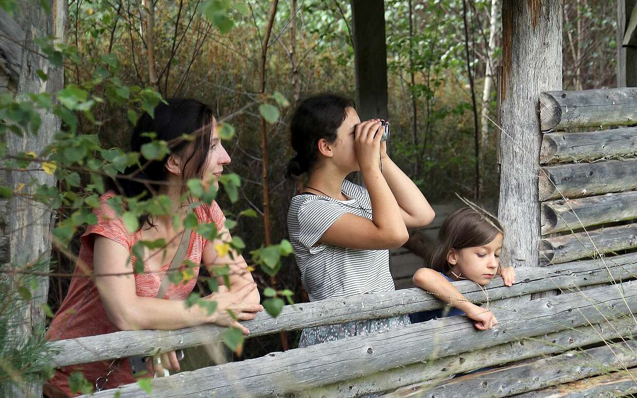 Familie an einem Aussichtspunkt