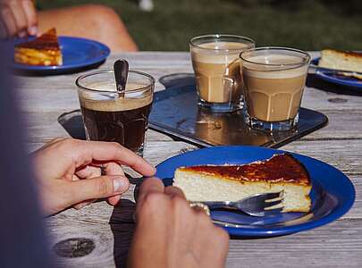 Kaffee und Kuchen bei Sonnenschein