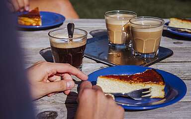 Kaffee und Kuchen bei Sonnenschein