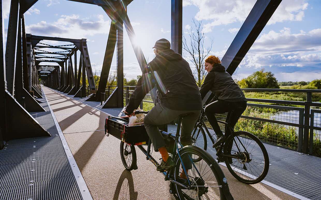 Radfahrer an der Europabrücke