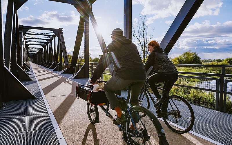 Radfahrer an der Europabrücke