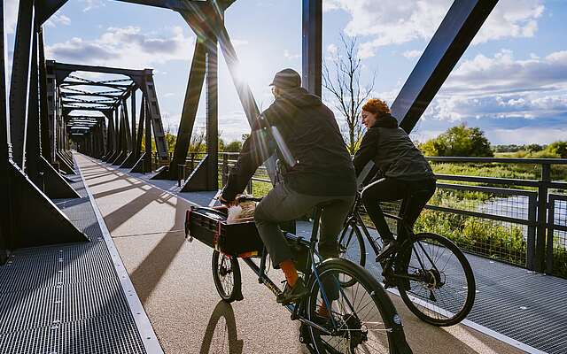 Radfahrer an der Europabrücke Radfahrer an der Europabrücke