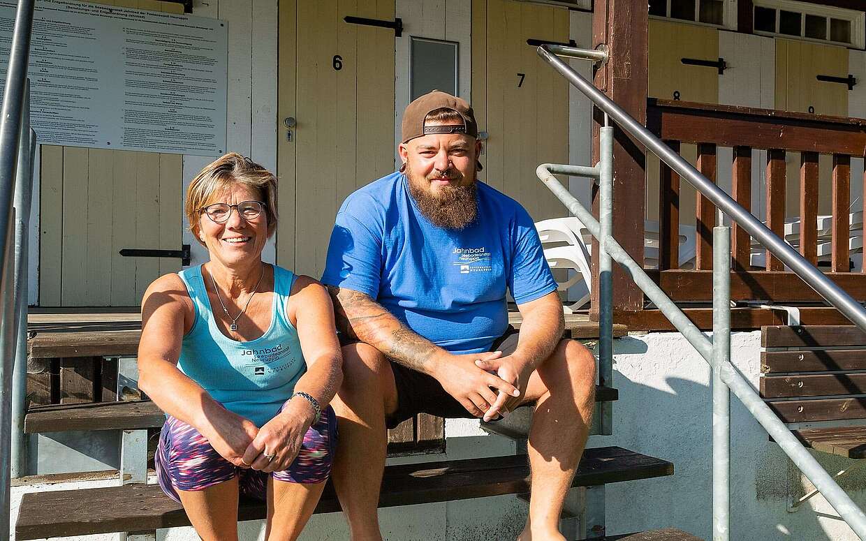 Bademeisterin Marlen Steiner und Sohn Philipp Steiner im Jahnbad Neuruppin