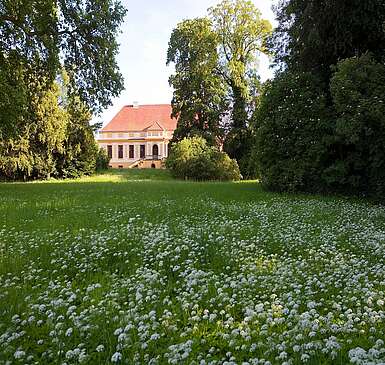 Schloss Caputh mit Parkanlage
