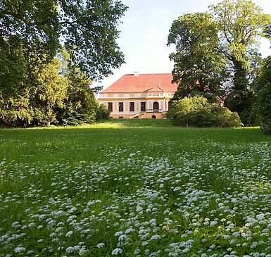 Schloss Caputh mit Parkanlage