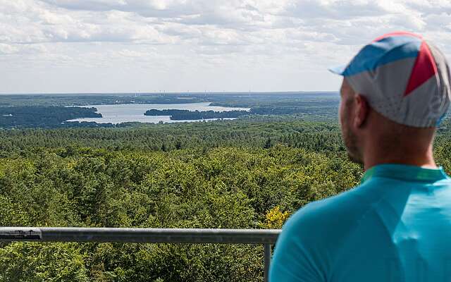 Wanderer auf dem Aussichtsturm Rauener Berge