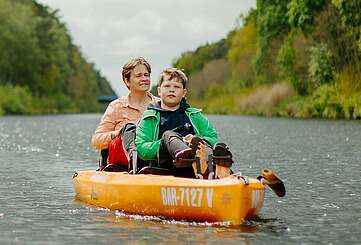 Mutter mit Sohn im Hobie Pedalkanu