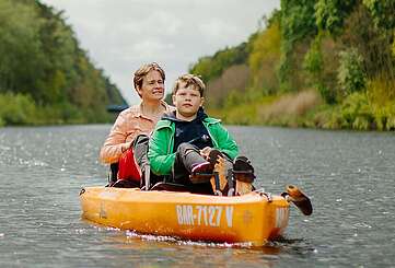 Mutter mit Sohn im Hobie Pedalkanu
