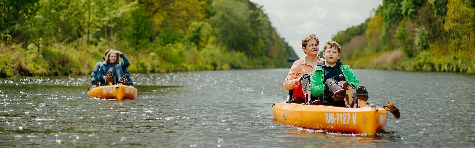 Mutter mit Sohn im Hobie Pedalkanu