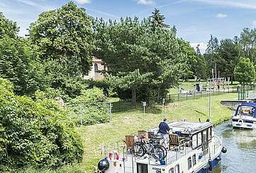 Hausboote an der Schleuse Himmelpfort