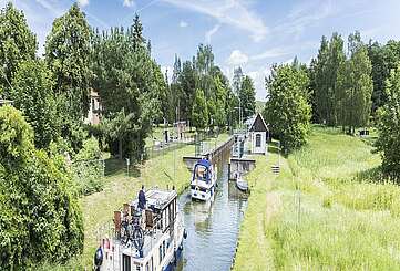 Hausboote an der Schleuse Himmelpfort