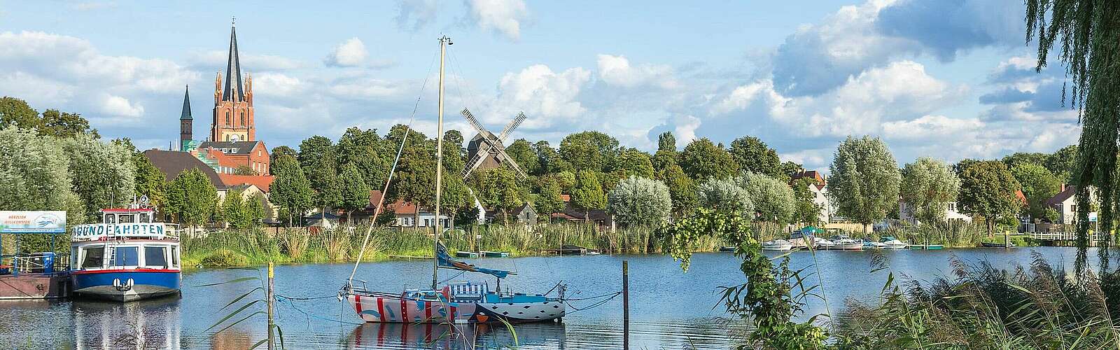 Blick auf die Werderaner Altstadt am Wasser