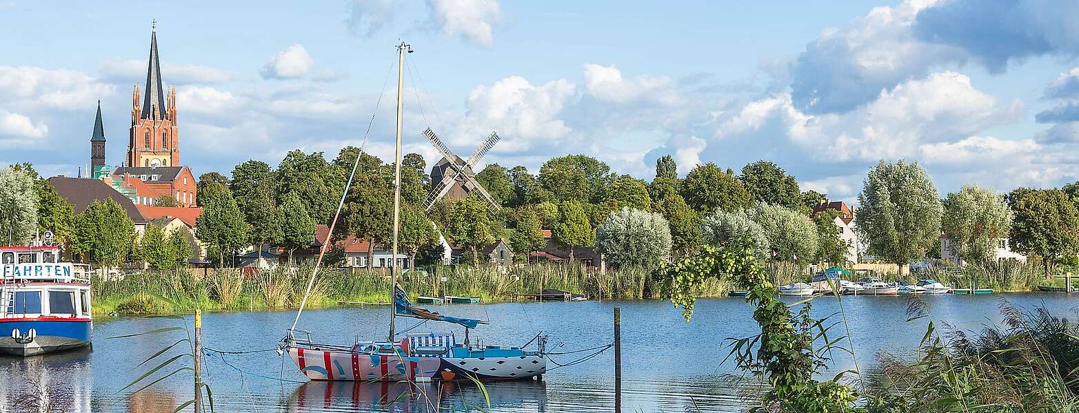 Blick auf die Werderaner Altstadt am Wasser