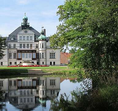 Blick vom Schlosspark auf Schloss Uebigau