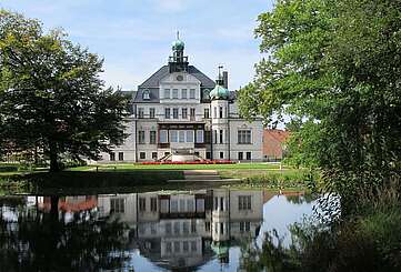 Blick vom Schlosspark auf Schloss Uebigau
