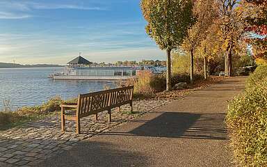 Bank mit Seeblick im Herbst