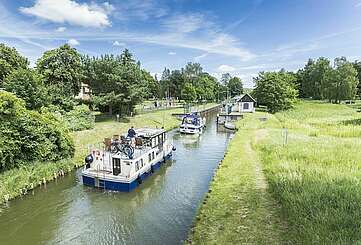 Hausboote an der Schleuse Himmelpfort