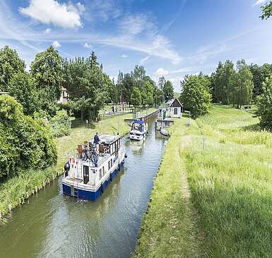 Hausboote an der Schleuse Himmelpfort