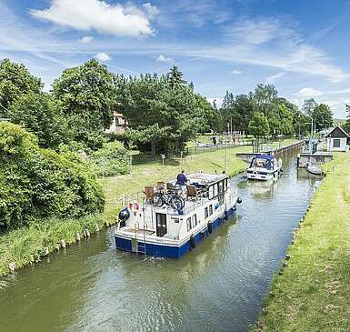 Hausboote an der Schleuse Himmelpfort