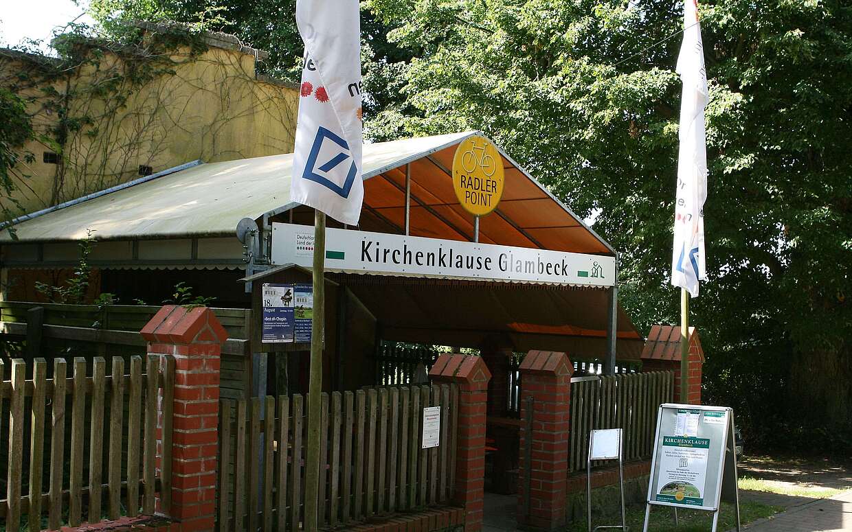 In der Kirchenklause treffen sich Konzertbesucher und Radler.