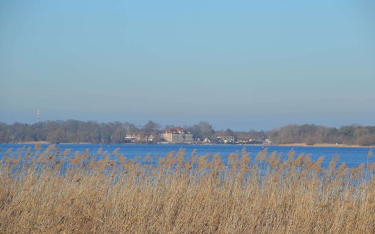 Blick von Kirchmöser Ost über den Plauer See zum Schloss Plaue