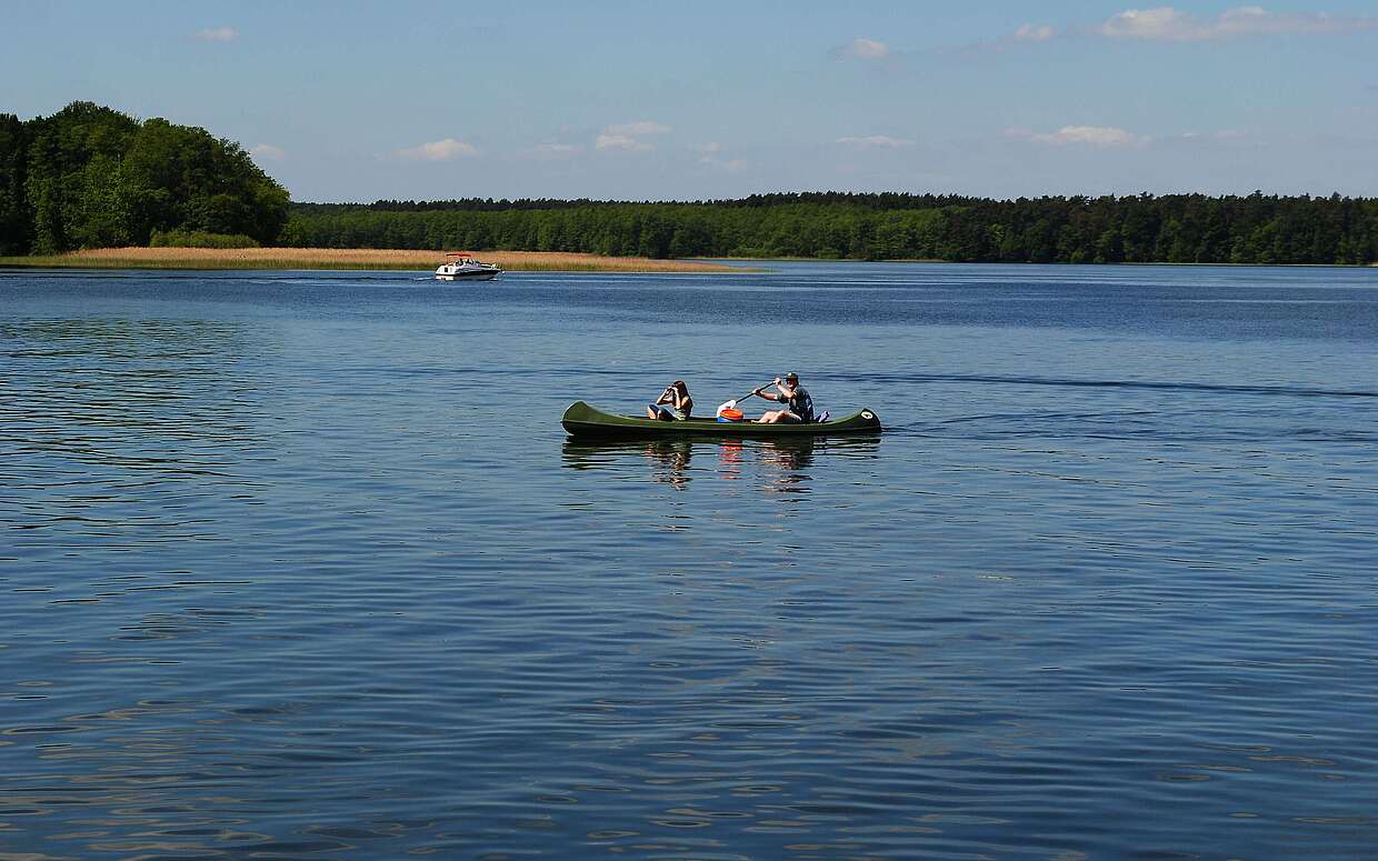 Ein Kanufahrer auf einem der Rheinsberger Seen.