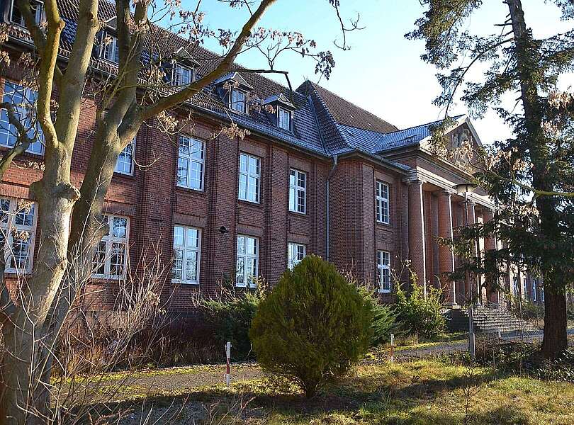 Das Gebäude war früher die Hauptverwaltung für die alte Pulverfabrik in Kirchmöser.