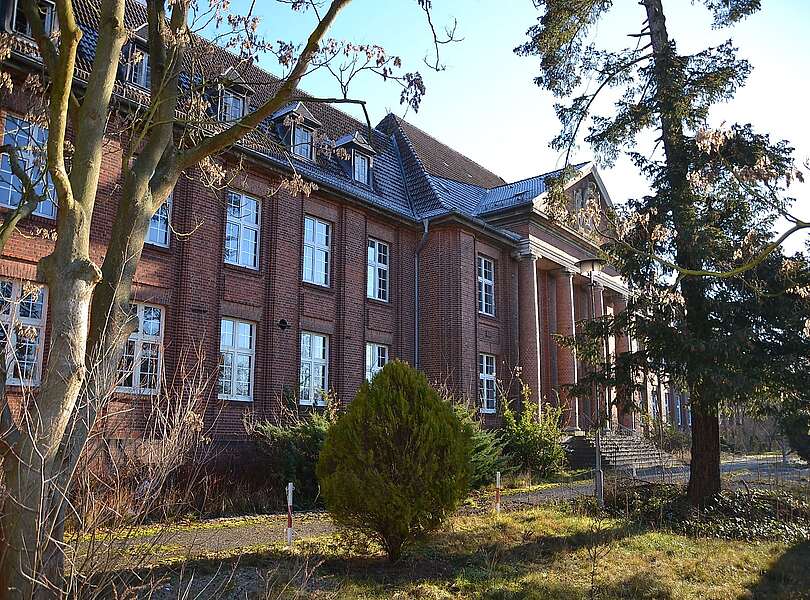 Das Gebäude war früher die Hauptverwaltung für die alte Pulverfabrik in Kirchmöser.