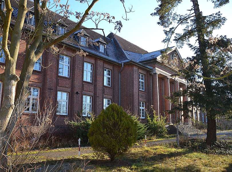 Das Gebäude diente früher als Hauptverwaltung für die alte Pulverfabrik in Kirchmöser.