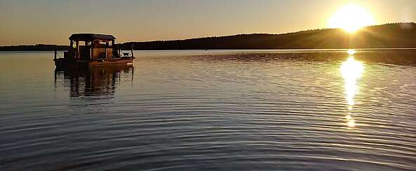 Huckleberry Floß im Sonnenuntergang
