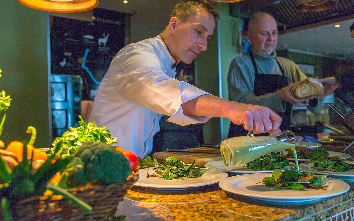 Chefkoch Matthias Kleber gibt dem Gericht den letzten Schliff