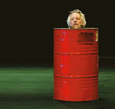 Unidram - Mann in Tonne