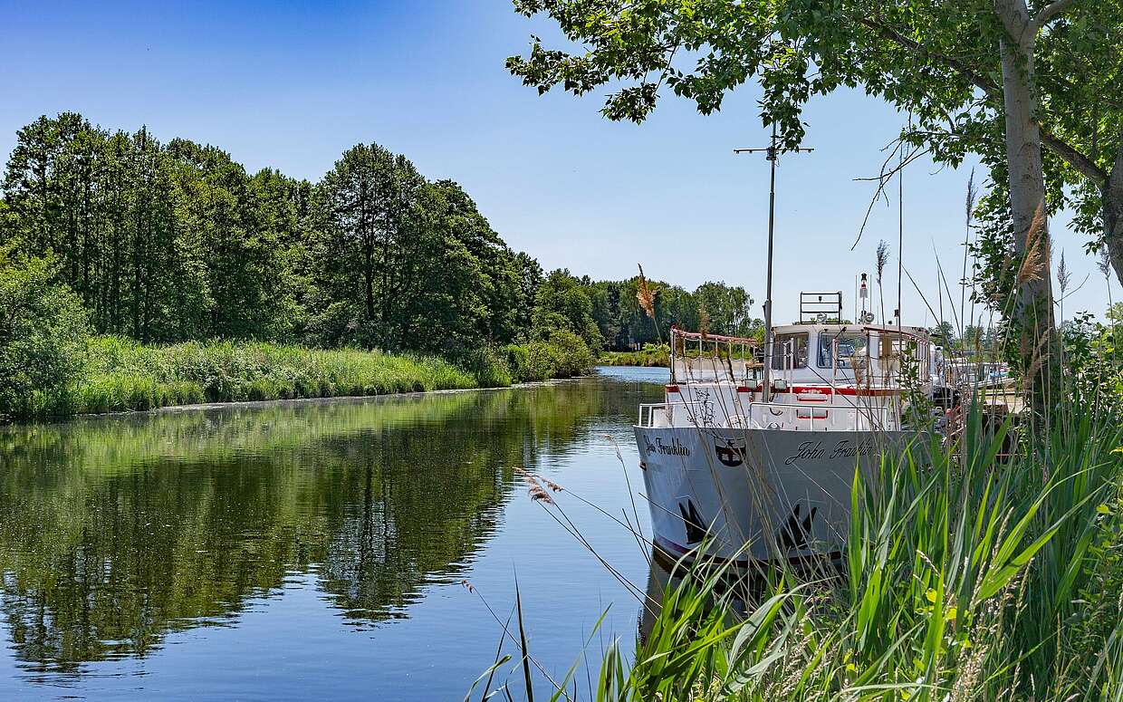 Nur wenige Meter vom Dorfkern entfernt fließt die Havel.