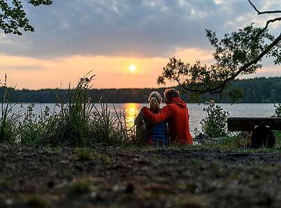 Paar genießt den Sonnenuntergang am Stechlinsee