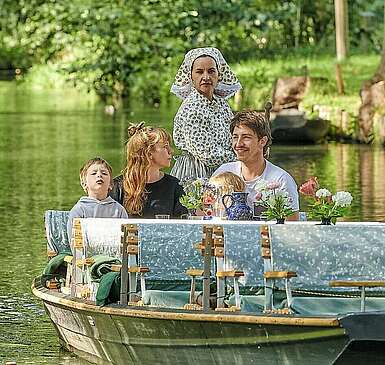 Kahnfahrt unter Bäumen