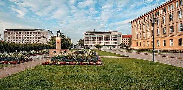 Rathaus_Zentraler Platz.jpg