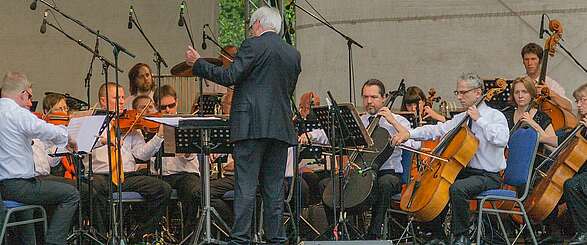 Ein klassisches Orchester auf einer Freilichtbühne