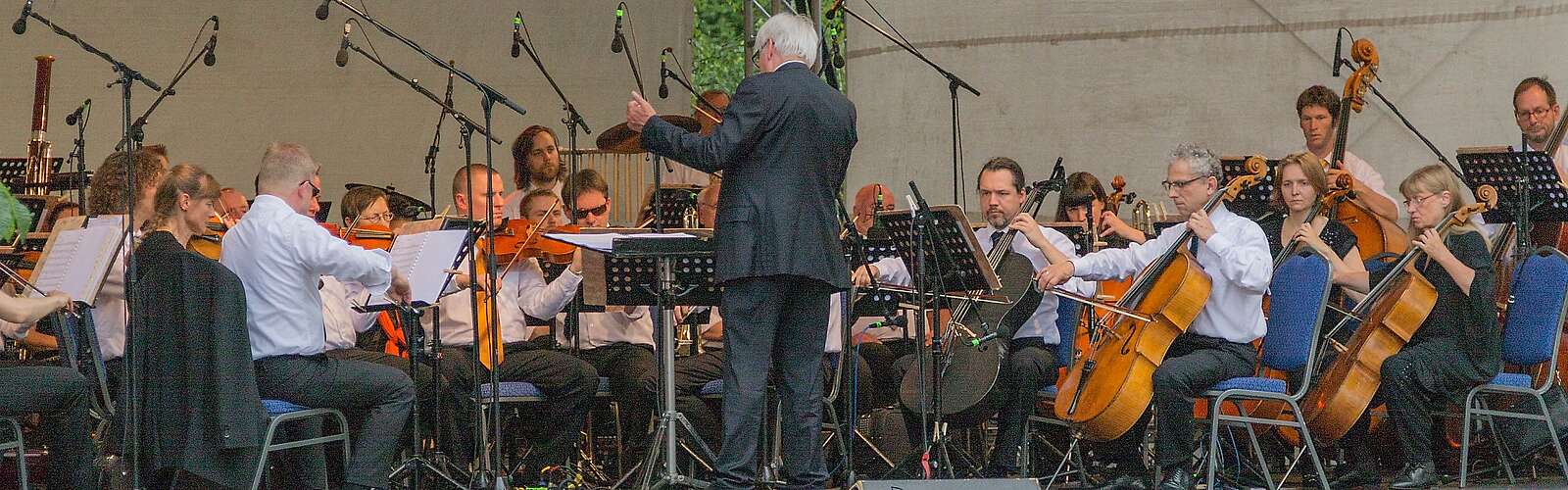 Ein klassisches Orchester auf einer Freilichtbühne