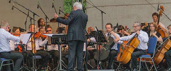 Ein klassisches Orchester auf einer Freilichtbühne