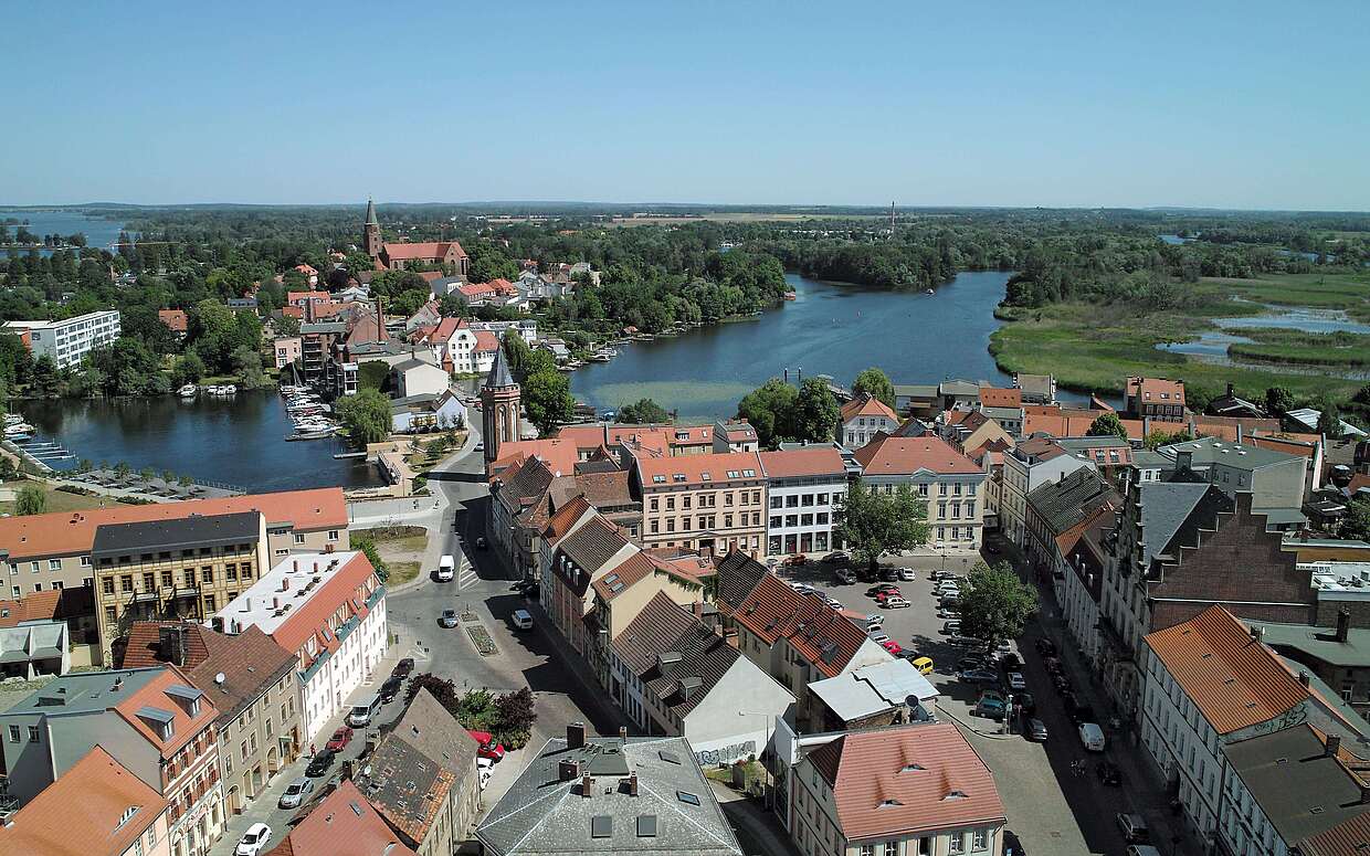 Die historische Altstadt von Brandenburg an der Havel mit der Havel und dem Beetzsee im Hintergrund aus der Vogelperspektive betrachtet.