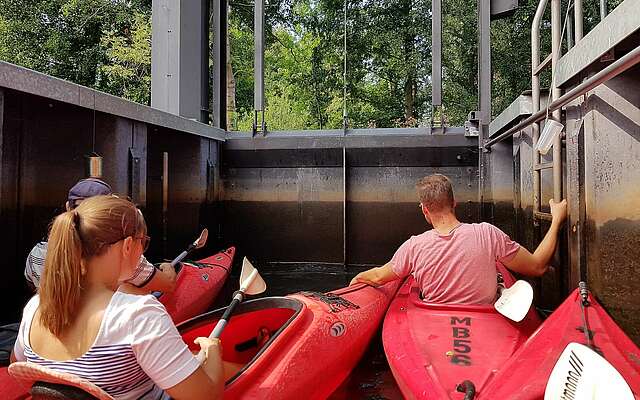 Kanus in der Schleuse