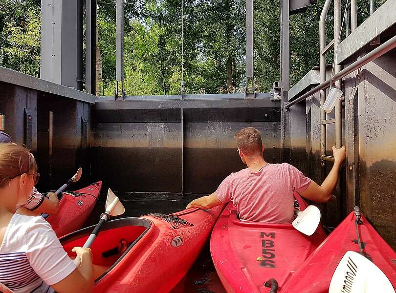 Kanus in der Schleuse