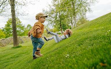 Kinder spielen im Park