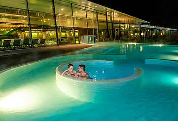 Paar im Außenbecken in der Spreewald Therme Burg