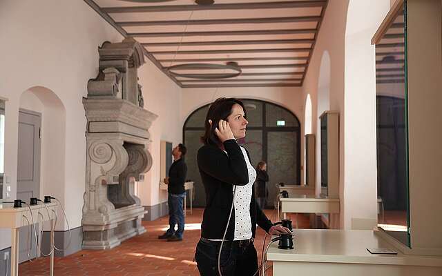 Besucherin im Museum Schloss Doberlug