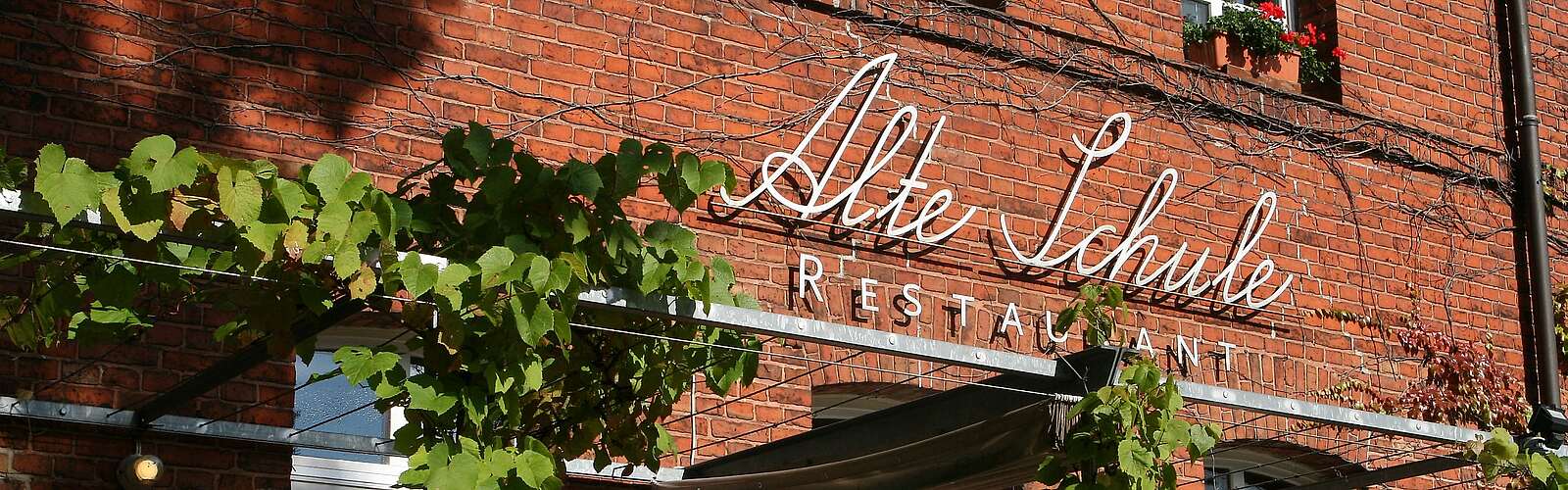 Außenansicht des Restaurants und Hotels Alte Schule