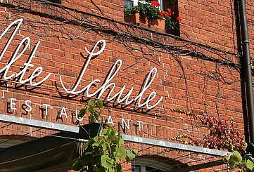 Außenansicht des Restaurants und Hotels Alte Schule