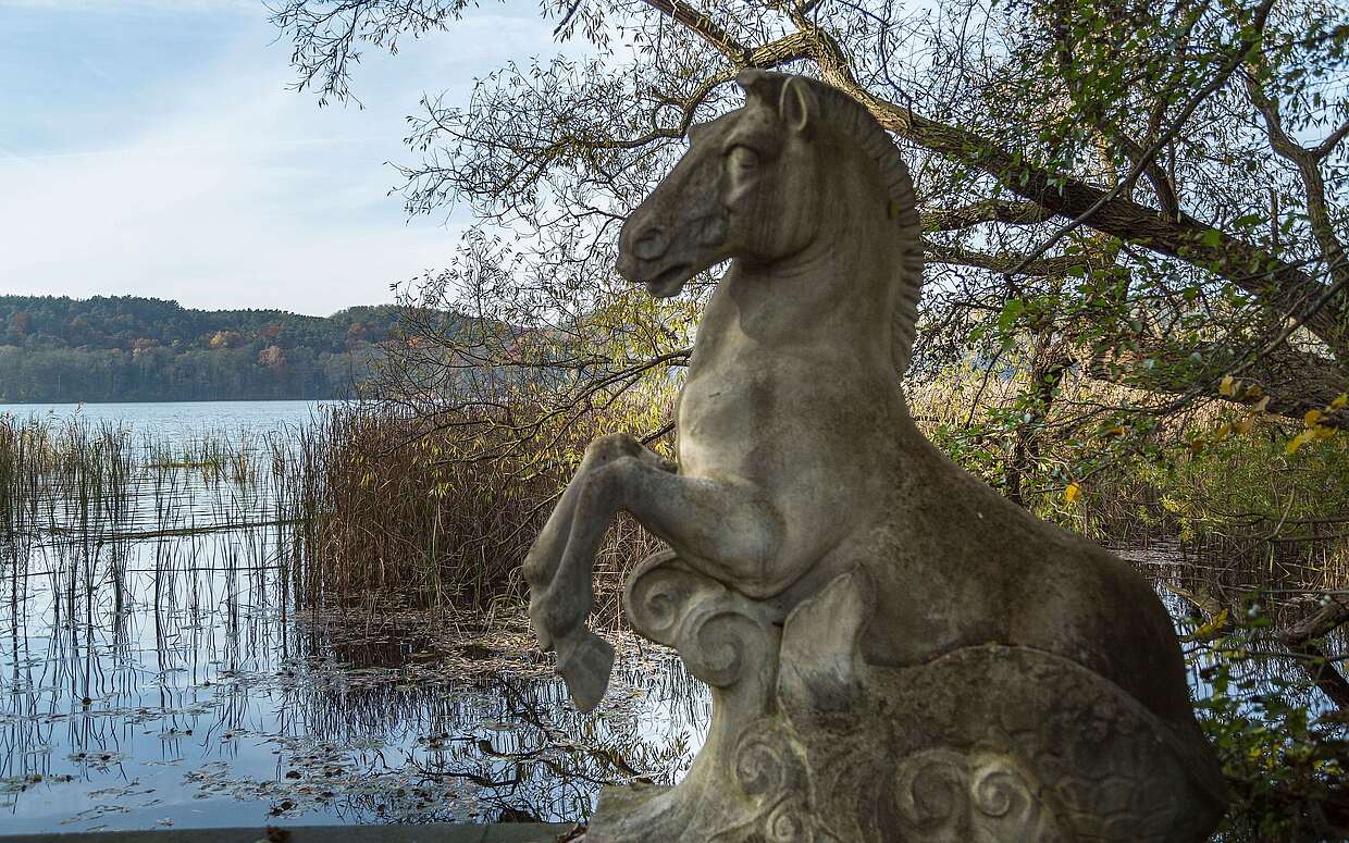 Steinerne Pferdestatue am Brecht-Weigel-Haus
