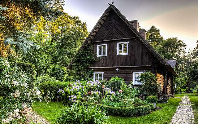 Traditionelles Holzhaus in Burg Traditionelles Holzhaus in Burg